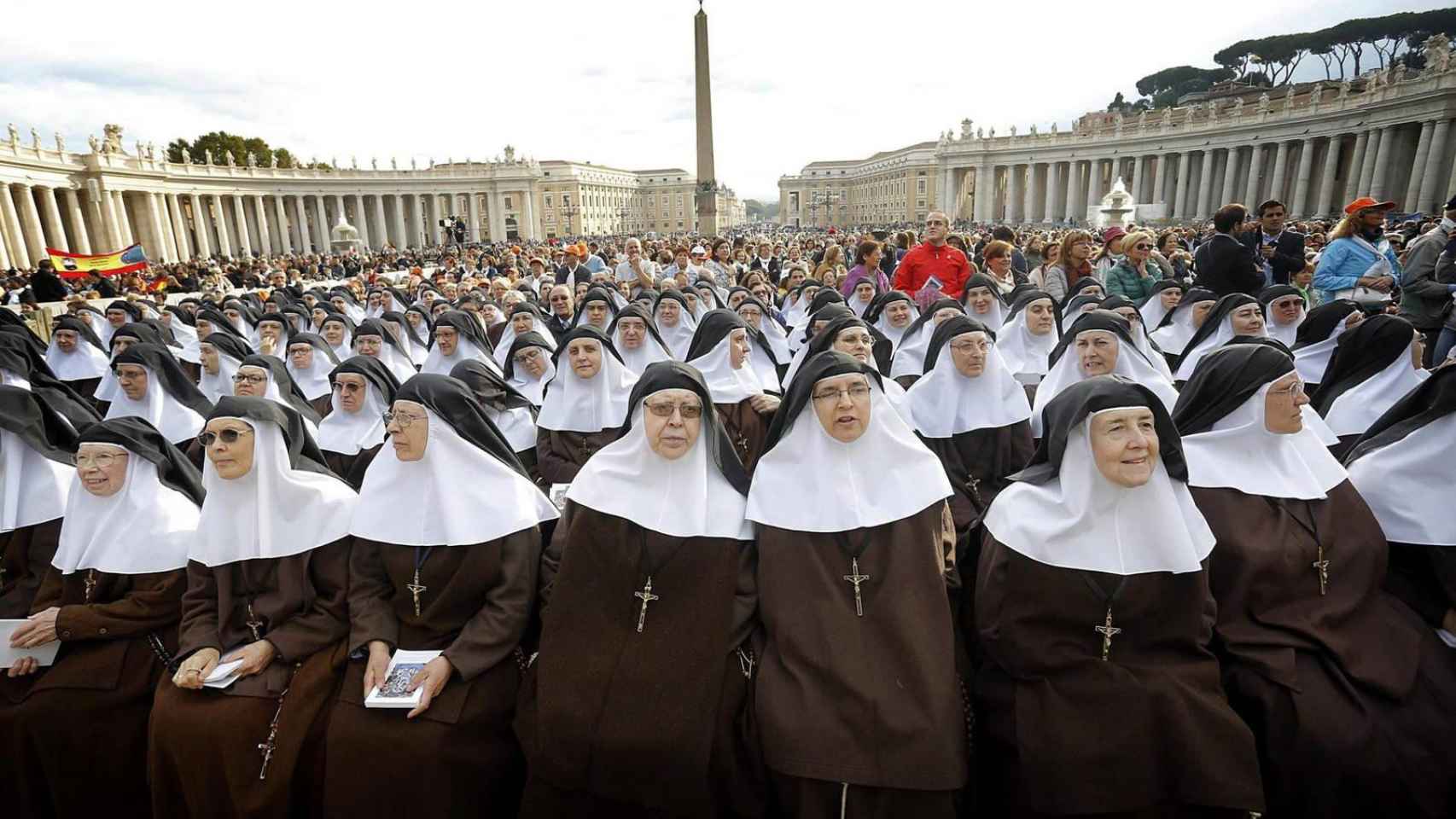 Fotografía de archivo de unas monjas en la plaza de San Pedro del Vaticano / EFE