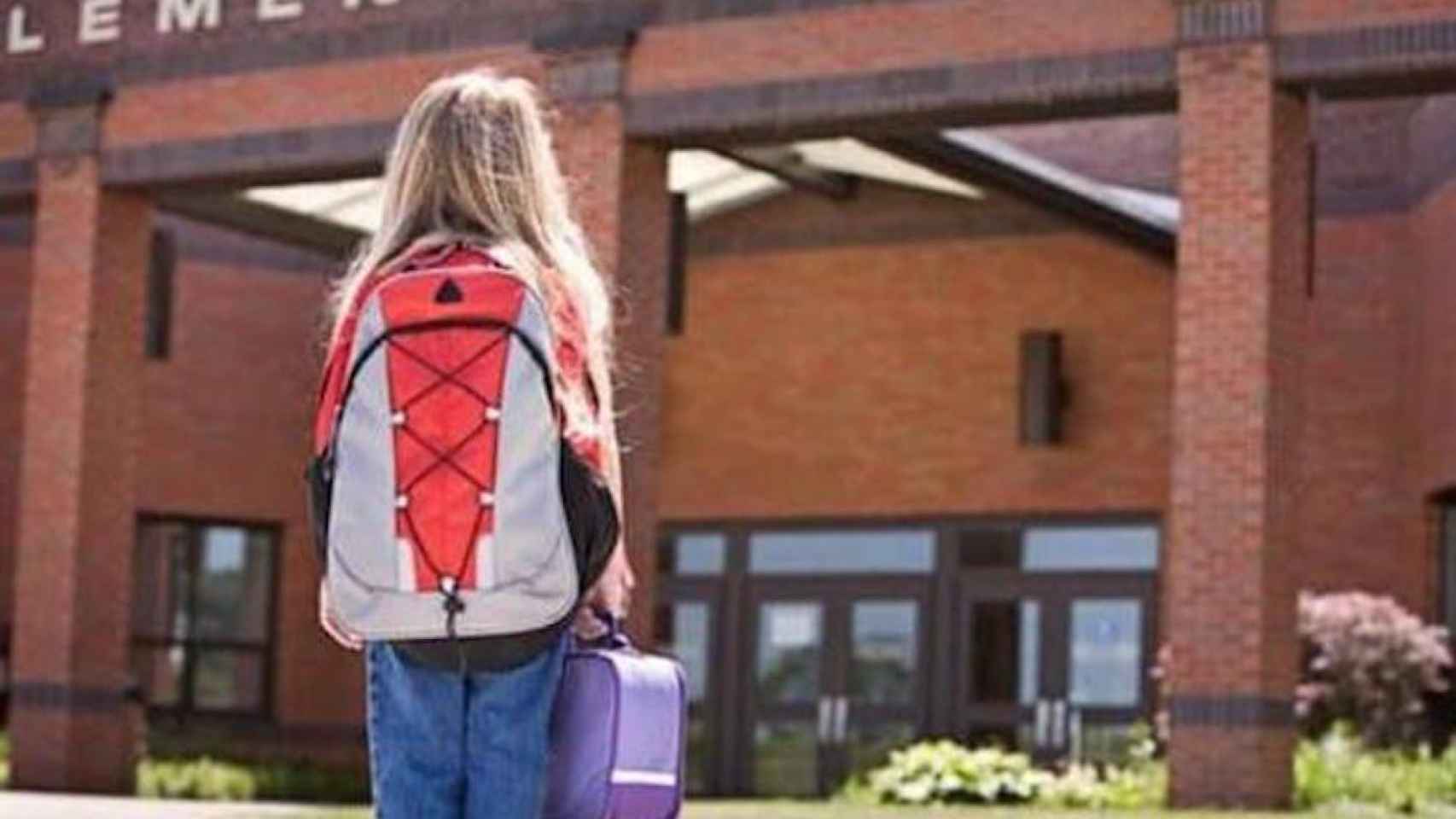 Imagen de una menor a las puertas del colegio en Arizona, lugar donde una niña evita ser raptada por un hombre en Arizona