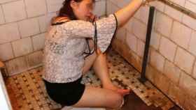 Una foto de la mujer atrapada en el inodoro