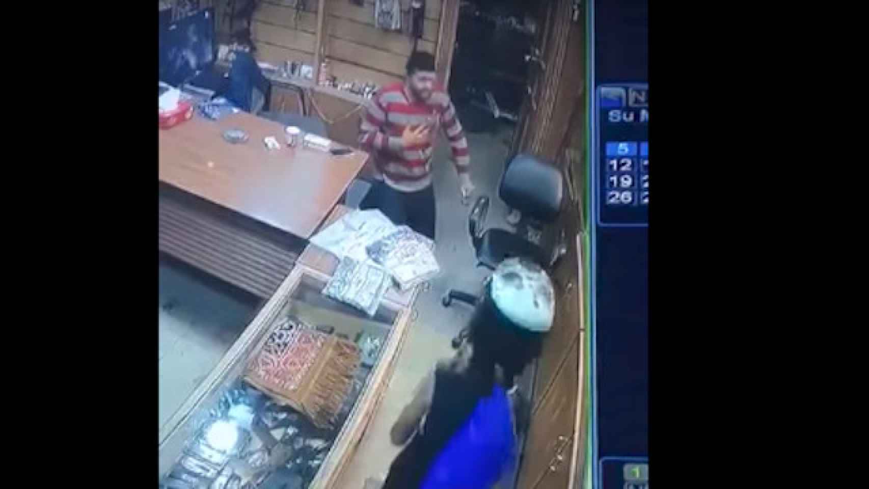 El niño disparó al vendedor en la tienda / Youtube