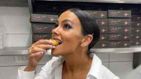 Cristina Pedroche prueba los nuevos donuts de GoXo