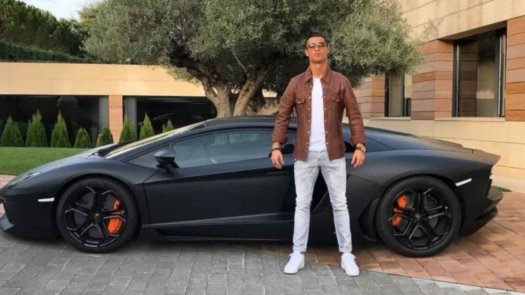 Cristiano Ronaldo con uno de sus lujosos coches