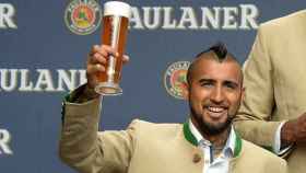Arturo Vidal, con una cerveza en su etapa en el Bayern | EFE