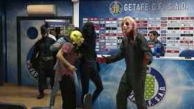 Los jugadores del Barça irrumpen en la rueda de prensa del getafe