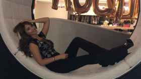Antonella Roccuzzo descansa en uno de los asientos del Hotel W / INSTAGRAM