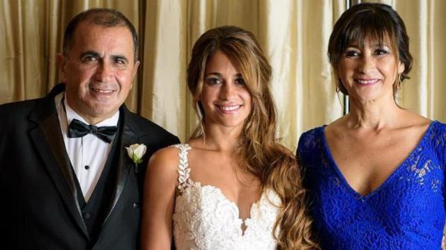 Antonella Roccuzo el día de su boda con Leo Messi acompañada de sus padres / INSTAGRAM