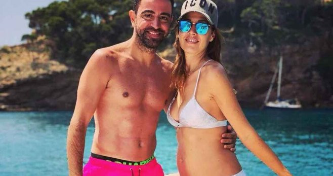 Xavi Hernández con su mujer