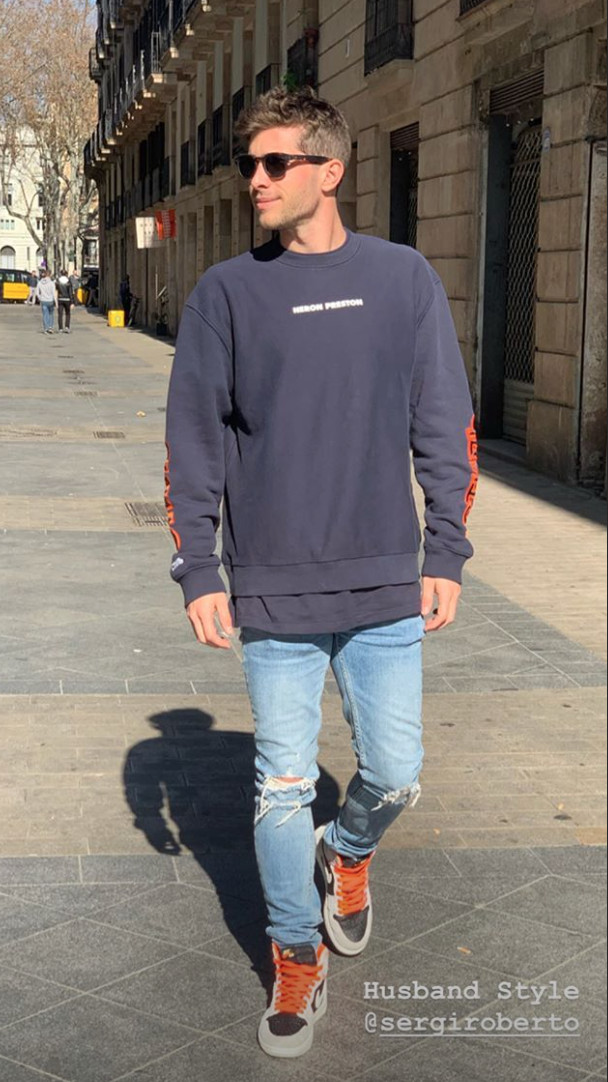 Sergi Roberto, de sport, pasea por el centro de Barcelona