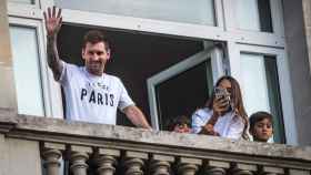 Leo Messi y Antonella Roccuzzo llegan a París / Redes