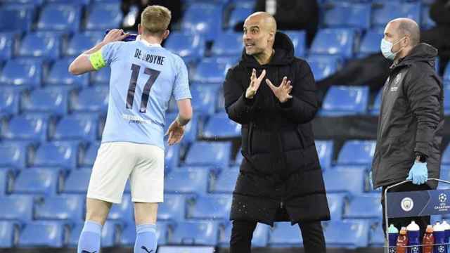 Pep Guardiola dando instrucciones a De Bruyne ante el Borussia Dortmund / REDES