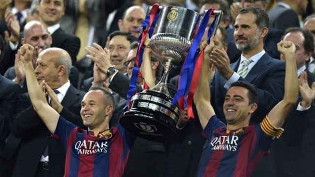 Una foto de Xavi Hernández y Andrés Iniesta levantando la Copa del Rey / EFE