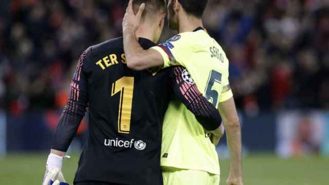 Una foto de Ter Stegen junto a Sergio Busquets tras la derrota en Anfield / FCB