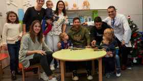 Messi y Suárez, en la visita al Hospital de Barcelona / EFE