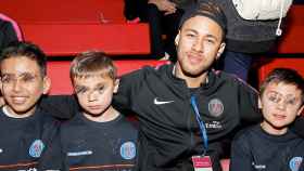 El futbolista brasileño Neymar posa junto a tres niños durante la visita al hospital infantil parisino Necker / EFE