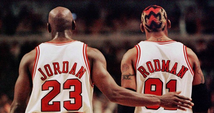 Michael Jordan y Dennis Rodman en un partido de los Bulls / EFE