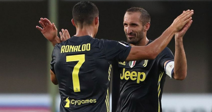 Ronaldo abrazando a Chiellini en la Juventus / EFE