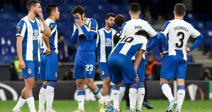 Los jugadores del Espanyol, desolados tras una nueva derrota | EFE