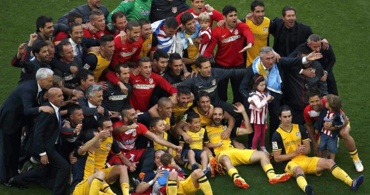 El Atlético de Madrid celebra el título logrado en el Camp Nou / EFE