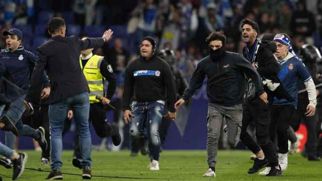 Radicales del Espanyol invadieron el campo tras proclamarse el Barça campeón de Liga / EFE