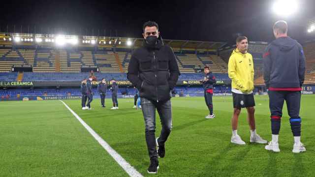 Xavi, pensativo, se retira del campo del Villarreal / FCB