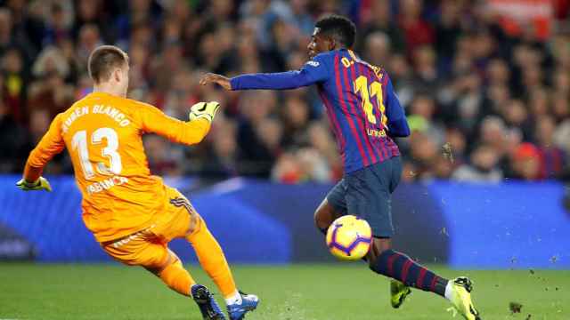 Ousmane Dembelé se tropieza ante Rubén Banco y desata la locura en el Camp Nou / EFE