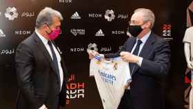 Florentino Pérez 'ficha' a Laporta como 'socio' del Real Madrid y le hace entrega de su camiseta / EFE