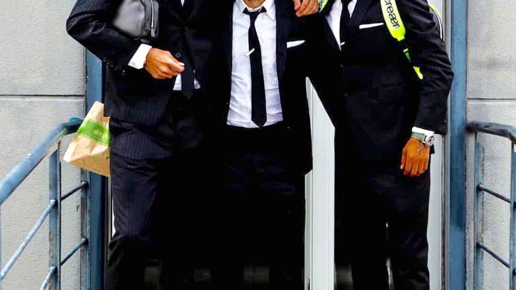 Gerard Piqué, Jordi Alba y Arturo Vidal en traje / FCB