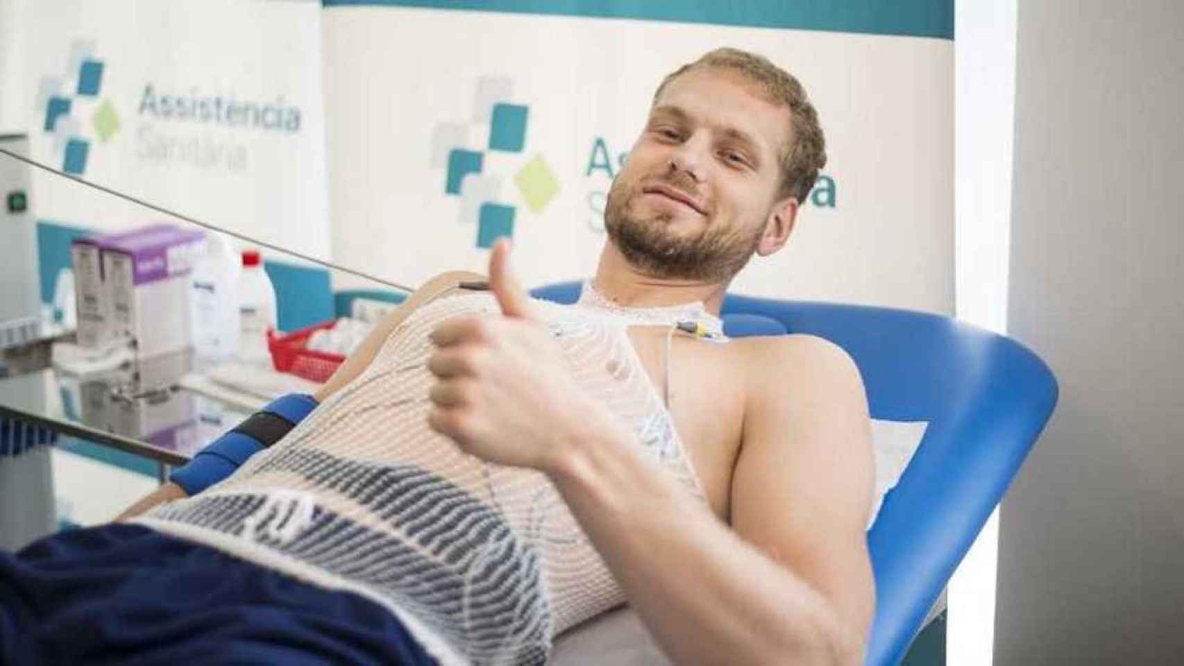 Una foto de un jugador azulgrana pasando la revisión médica con Assistència Sanitària, nuevo patrocinador de las secciones / FCB