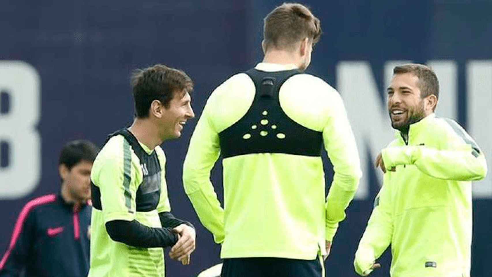 Messi, Piqué y Jordi Alba en un entrenamiento del Barça con los sistemas WIMU PRO / EFE