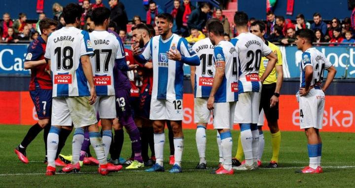 Los jugadores del Espanyol tras su partido contra Osasuna / EFE