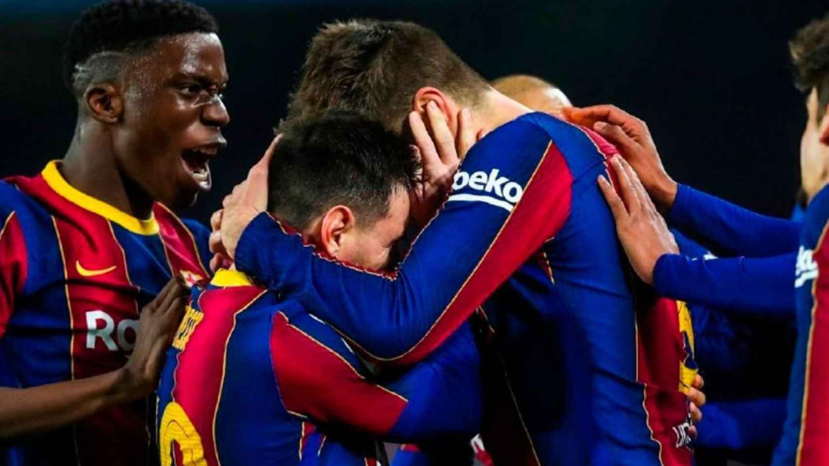 Gerard Piqué valoró la salida de Leo Messi. En la imagen ambos se abrazan durante un partido del último curso  / EFE