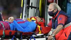 Araujo es retirado en camilla del Camp Nou tras sufrir un aparatoso choque con Gavi / EFE