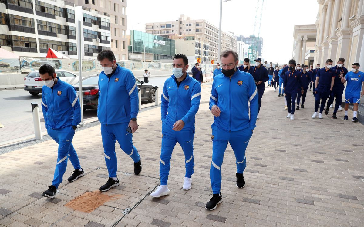 Xavi Hernández, con sus ayudantes, en Riad antes del Barça-Real Madrid de la Supercopa