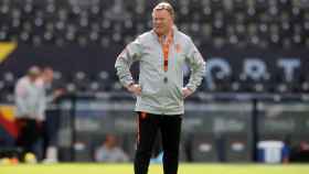 Koeman dirigiendo un entrenamiento con la selección holandesa / EFE