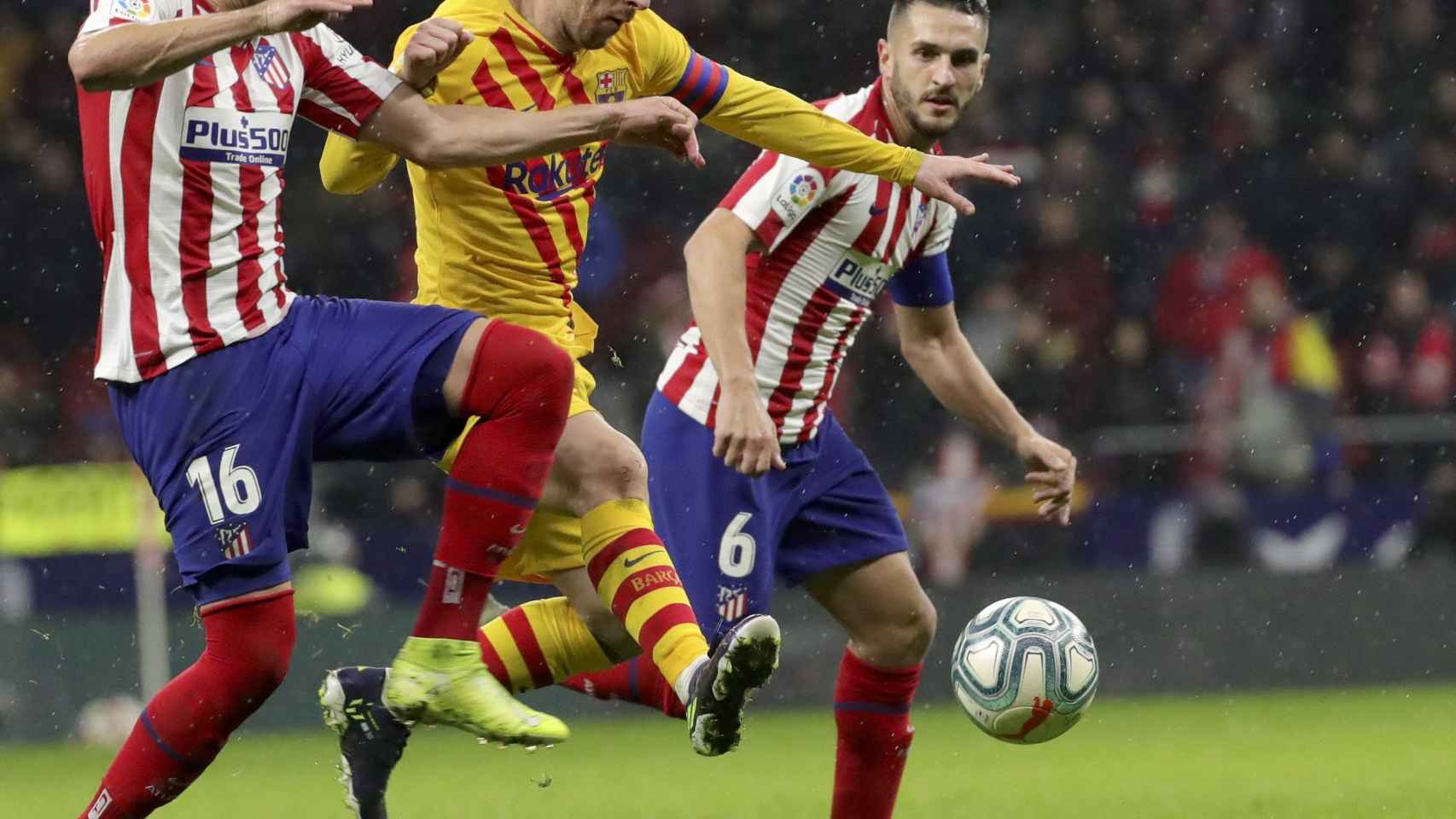 Messi, intentando superar a dos rivales del Atlético | EFE