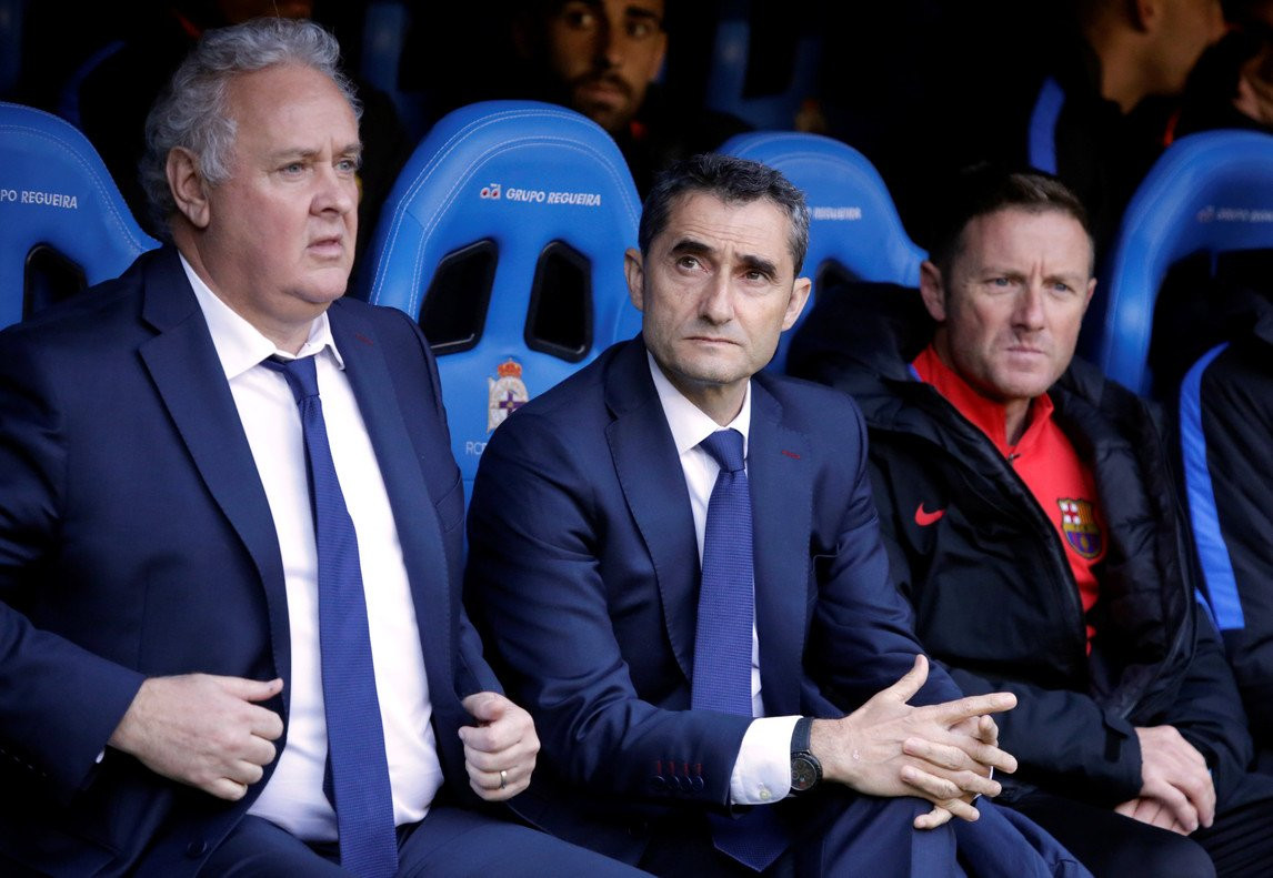 Carles Naval, Ernesto Valverde y José Antonio Pozanco en un Deportivo-Barça / EFE