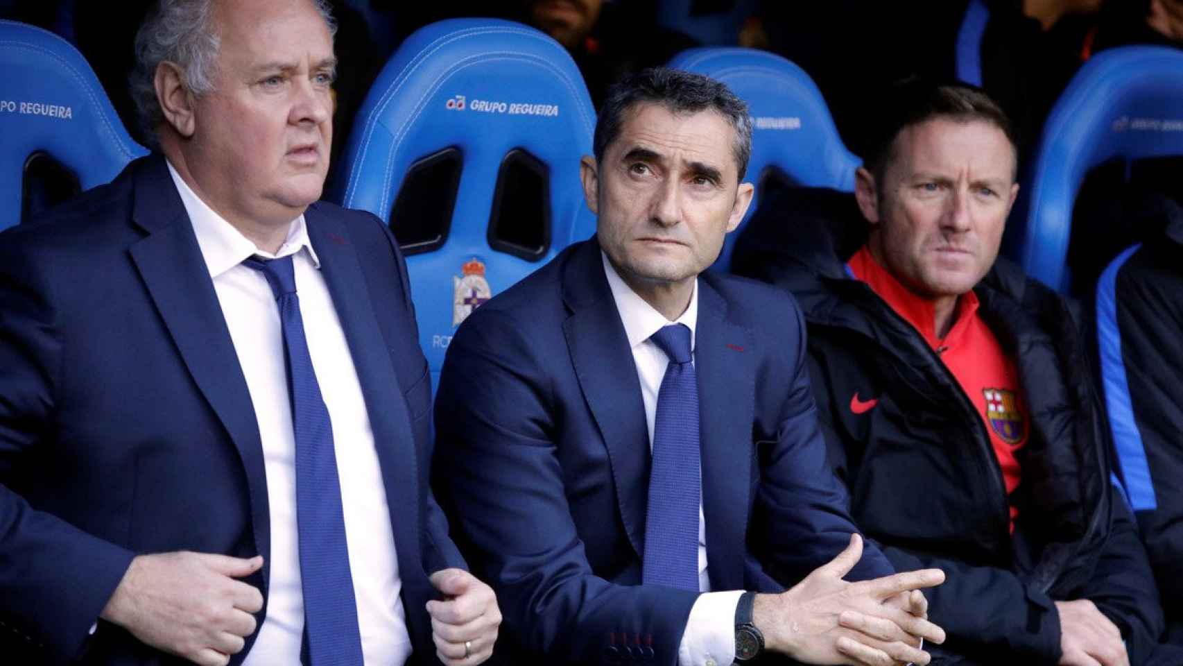 Carles Naval, Ernesto Valverde y José Antonio Pozanco en un Deportivo-Barça / EFE