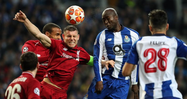 Milner y Marega disputando un balón áreo en el Oporto - Liverpool / EFE