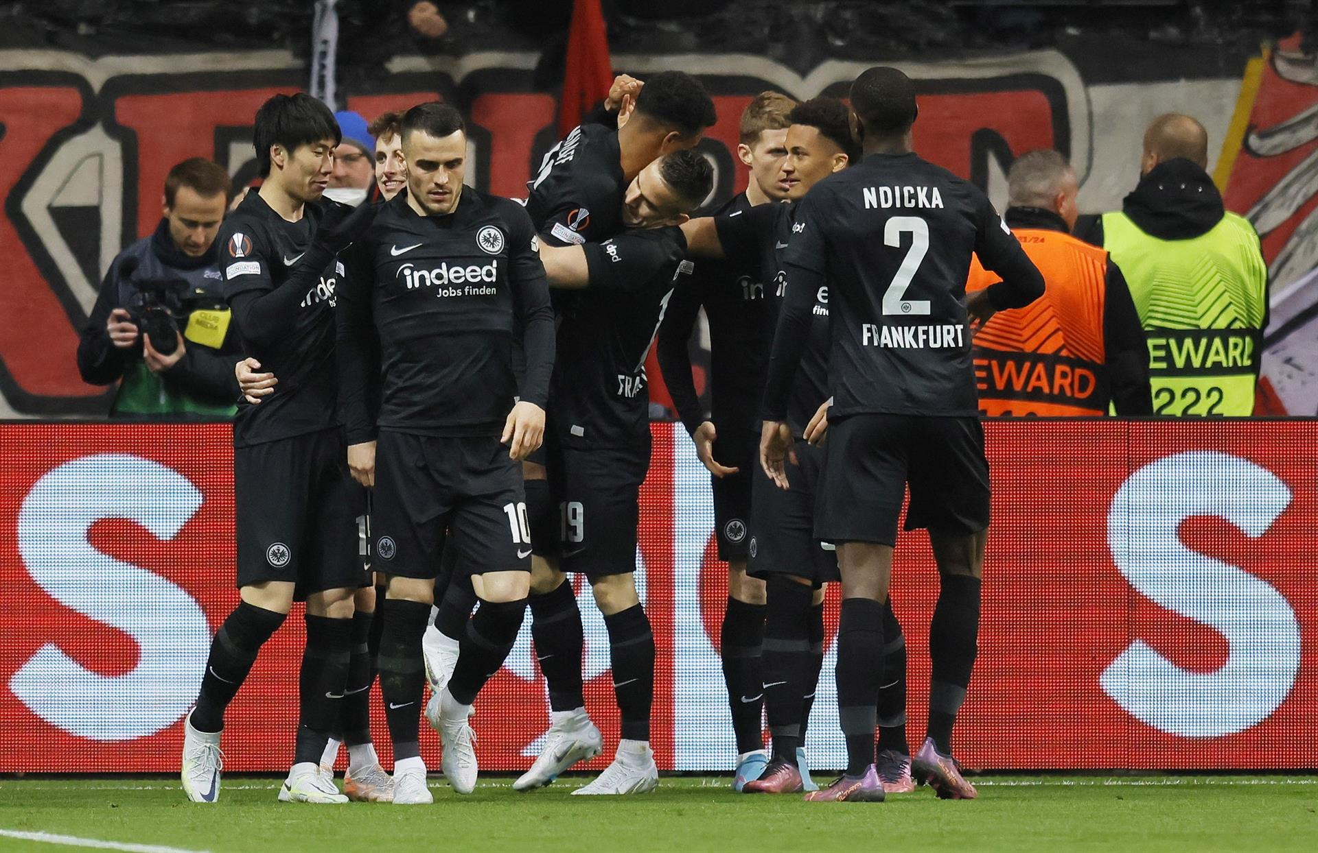 Los jugadores del Eintracht celebran su gol al Barça / EFE