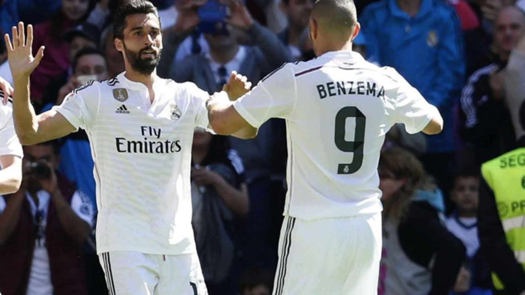 Arbeloa celebra un gol con Benzema / EFE