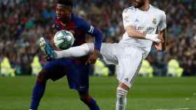 Benzema peleando por un balón /REAL MADRID CF