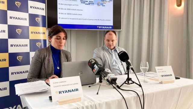 Elena Cabrera (i), country manager de Ryanair en España, en una rueda de prensa anterior / EP
