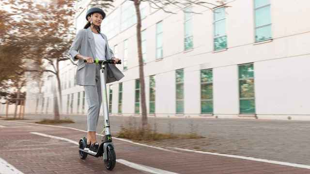 Mujer en patinete