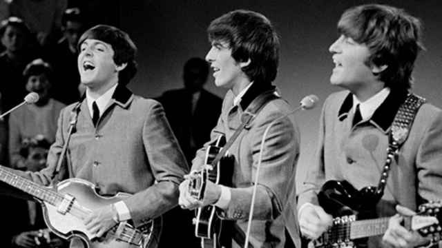 Paul McCartney, George Harrison y John Lennon, con los Beatles en una actuación en la televisión holandesa / Omroepvereniging VARA (WIKIMEDIA COMMONS)