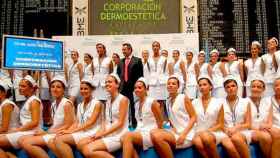 José María Suescun, rodeado de actrices disfrazadas de enfermeras, en la salida a bolsa de Dermoestética en 2005 / EFE