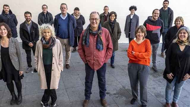 Foto de los integrantes de la candidatura para presidir Òmnium de la que Mònica Terribas será la número 2 / EP