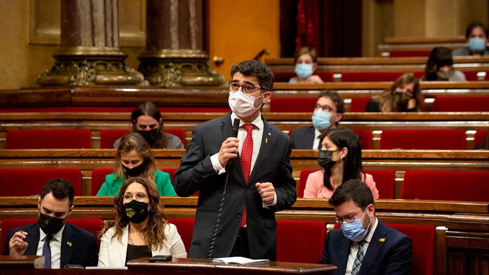 El vicepresidente de la Generalitat, Jordi Puigneró (JxCat) (c), en una sesión de control del Parlament / DAVID ZORRAKINO - EUROPA PRESS