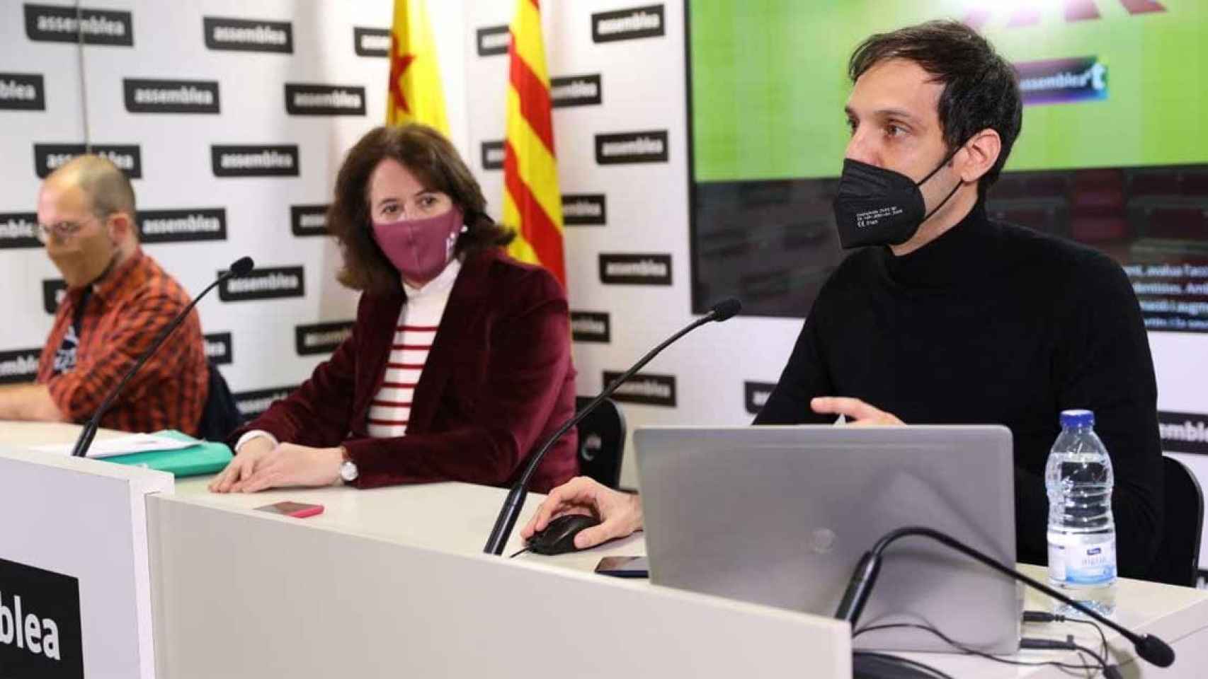 Martí Claret, Elisenda Paluzie y Adrià Alsina, evaluando los programas de los partidos independentistas / @assemblea (TWITTER)