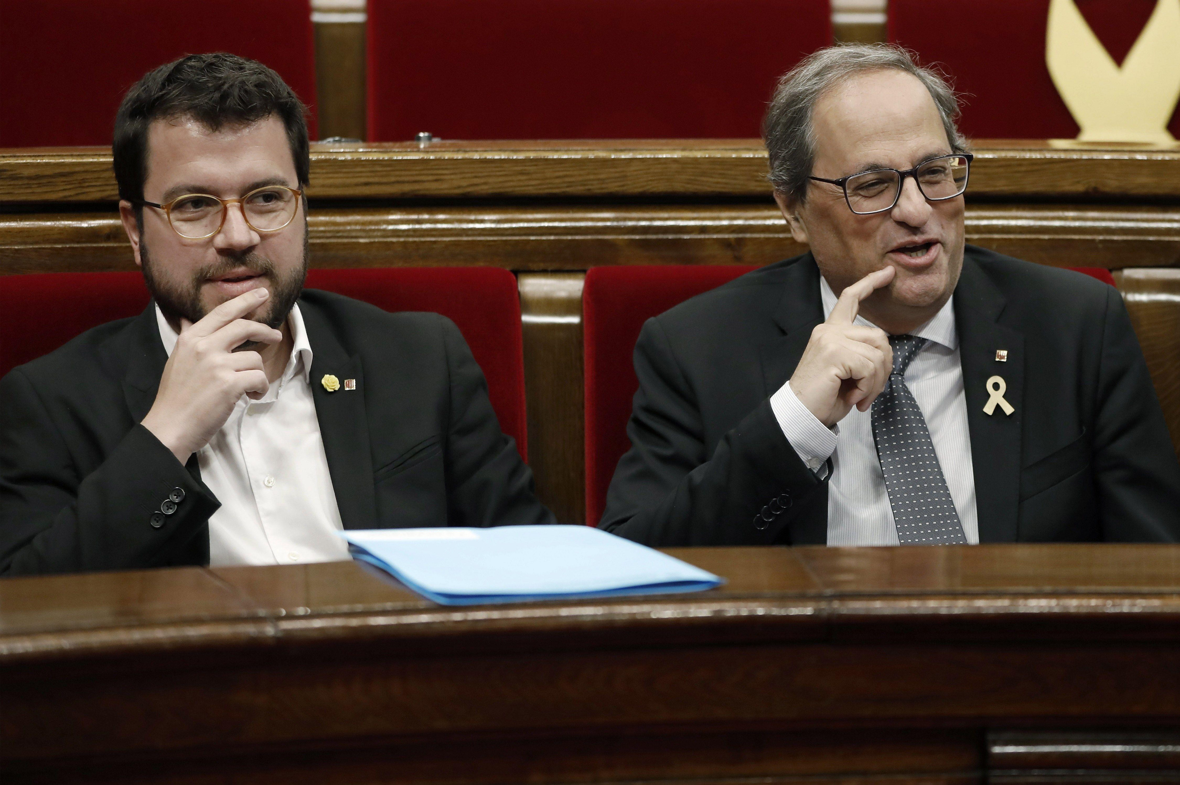 El vicepresidente de la Generalitat, Pere Aragonès, junto al expresidente Quim Torra en el Parlament en una imagen de archivo / EFE