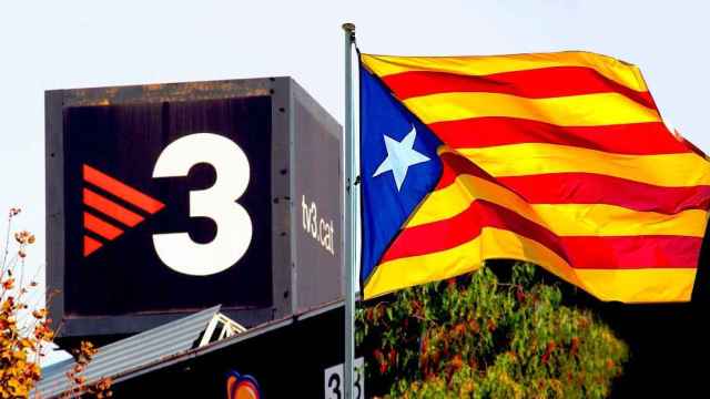 Una 'estelada' independentista ante los estudios de TV3 / FOTOMONTAJE CG